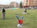 Imagen de la puesta en marcha por parte de Miguel Ángel García Nieto , alcalde de Ávila, de los aparatos de gimnasia situados en el jardín de la calle Vereda de las Mozas de la capital abulense.
