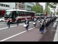 2009.6.16 北海道札幌市。北海道神宮の祭礼の神幸行列に供奉する維新勤王隊軍楽隊。大正15年に京都平安神宮時代祭の勤王隊楽士を招き、移入されたという記録が残っている。 笛は獅子田の七穴の六本調子。比較的長距離(平成21年は13Km)を演奏しながら、しかもかなりのアップテンポで練り歩くのは称賛に値する。 なお行進のスピードが速いため、一か所で一曲すべてを撮影するるのが困難なので、いくつかの場面を編集して収録。 Japanese Traditional Festival