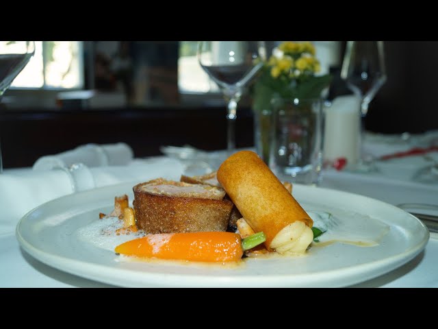 Filet vom Thüringer Duroc Schwein im Graubrot Mantel, Pfifferlingen und Zuckerschoten an einem Kartoffel Cannellonie