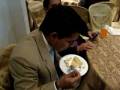 Degustación de la torta de la boda del negro