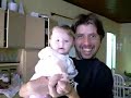 num forrozinho p� de serra bem gostoso, pai e filha se divertem na cozinha, demonstrando a todos o carisma e o gingado do nobre raphael maldini e sua filha malu maldini, filmados por debora de moraes maldini