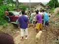 tragedia em Blumenau, pessoas salvando veiculos no bairro Nova Esperança tragedia em Blumenau, pessoas salvando veiculos no bairro Nova Esperança