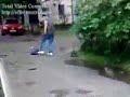 V�deo Drunk man has a rough go at it.