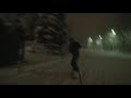 son lo snowboard nel posteggio