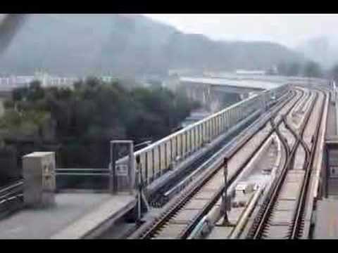 高雄捷運列車出隧道