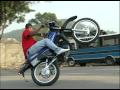 Increíble truco en motocicleta