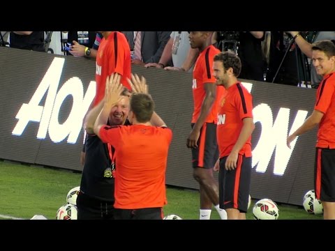 Louis van Gaal Hi-5's, Rooney & Manchester United 7-22-14 in California