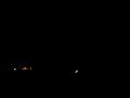 Un avión tipo Grumman American( aterrizando de noche)