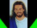 Padre Marcelo Rossi - Sacramento Da Cura Danilo Lopes  Me ensinou a Amar, Me chamou de amigo.Minha fé nasceu, então fiquei aqui.Andou sobre o Mar, Me livrou do perigo.Curou Bartimeu, muitos milagres eu viÉ mistério de AmorO Pai Eterno firmouO Sacramento que cura o coração.(Refrão)No altar, está meu senhor.Vou comungar, o seu amorSeu mistério em mim,no vinho e no pão.É o que faz mover tua mão.