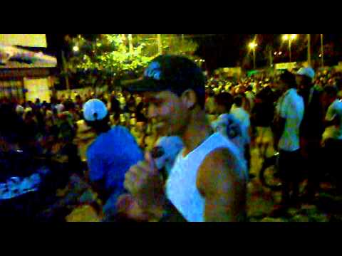 Bloco Peruas do Valentina arrasta a multidão durante o Carnaval do bairro