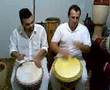 Zézinho Kabake e Ricardo Mimura tocando djembe