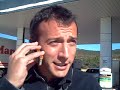 Entrevista en directo para la radio desde la gasolinera.