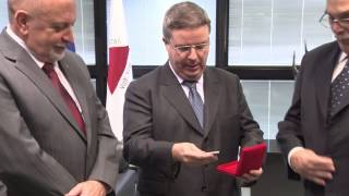 VÍDEO: Governador Anastasia recebe Medalha Comemorativa dos 70 anos do Manifesto dos Mineiros