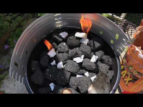 Holzkohlen Grill anzünden mit Anzünde Hilfe und Feuerzeug BBQ Rund Grill befeuern Anleitung
