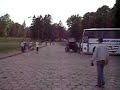 traktor ciągnie autobus
