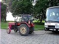 Traktor ci?gnie autobus