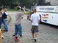 traktor ciągnie autobus