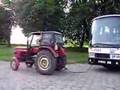 Traktor ciągnie autobus