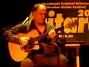 un grande chitarrista fingerstyle,
concerto raccolto da bocca aperta..
