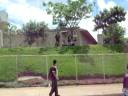 3� E pulando o alambrado