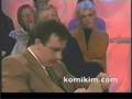 konuğunun sesine gülen sunucu