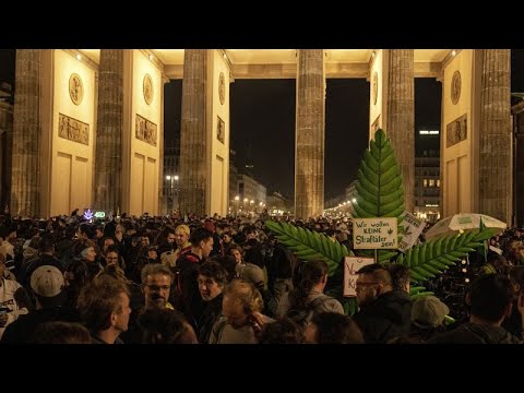 Deutschland: Legalisierung von Cannabis in Deutschland wird gefeiert, hier mit einemSmoke-In in Berlin