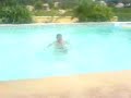 un roumain ds une piscine