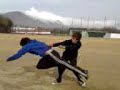 sentada a uno de tarcos