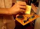 Nuestra radio funcionó finalmente con las pilas en las pruebas que hice en mi casa y tras casi 1 hora de ajustes de condensadores... Pablo, ¿pa qué le pusimos otro más?...