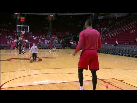 Video: Dwight Howard Plays 2-On-1 with Some Young Fans