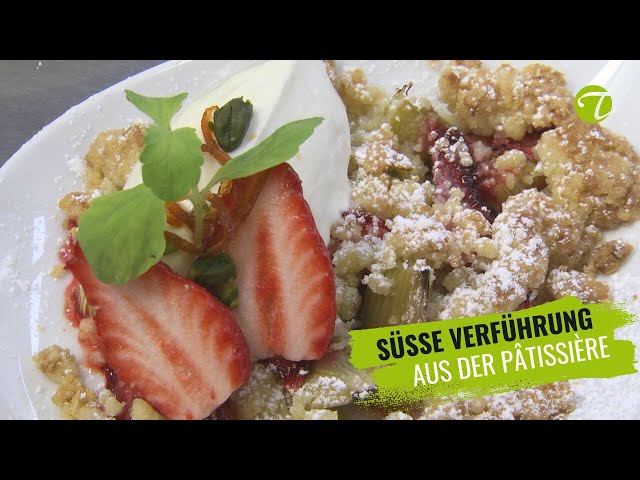 Süße Verführung: Erdbeer-Rhabarber Crumble à la Kerstin Nowak) Süße Verführung: Erdbeer-Rhabarber Crumble à la Kerstin Nowak)