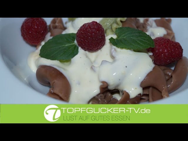 Kakao Nudel mit selbtgemachter Vanillesoße und Himbeeren