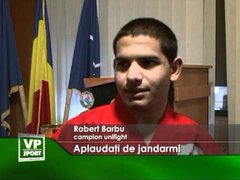 Aplaudati de jandarmi