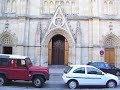 La iglesia de San Lorenzo de Gijón es uno de los mejores ejemplos de arquitectura neogótica de Asturias. El 13 de julio de 1896 el Sr. Obispo Dr. Fray Ramón Martínez Vigil hizo presente a la corporación municipal su deseo de llevar a cabo en el mes de agosto la colocación de la primera piedra de San Lorenzo. Dicha primera piedra del templo de San Lorenzo, tuvo lugar el domingo 23 de agosto de 1896. Después de la ceremonia, se repartieron entre los concurrentes láminas con la vista de la nueva iglesia, según el proyecto del arquitecto diocesano Sr. Bellido, y por la noche hubo iluminación y música en el paseo de Begoña. Las obras de cimentación de la iglesia de San Lorenzo no comenzaron hasta enero de 1897.  Para ello se necesitaban medios económicos y no resultó tarea fácil. Se trataba de levantar un templo en un barrio en su mayoría obrero, que no podía colaborar en la medida de sus deseos, pero poco a poco, se fueron logrando los objetivos. Gracias a la colaboración entusiasta de todo el pueblo de Gijón y con la ayuda de sesenta mil pesetas que logró del Gobierno el Senador del Reino Excmo. Sr. D. Casimiro Domínguez Gil, a quien había acudido el párroco D. Ángel Valdés, con la confianza que le daba el ser su hermano político, se logró levantar el templo que había de ser  calificado como la  la Iglesia más bella, sin duda, de la villa.Celebraciones religiosas se anunciaron para celebrar el importante acontecimiento de la consagración del nuevo templo. El viernes día 9 de agosto tuvo lugar la solemne consagración y posterior traslado del Santísimo y, al día siguiente, 10 de agosto de 1901, festividad de San Lorenzo, tuvo lugar la inauguración oficial y solemne del templo con misa Pontificial presidida por el Sr. Obispo Dr. Fray Ramón Martínez Vigil acompañado de su primer párroco D. Ángel Valdés. Cita de datos históricos de la web de la parroquia de San Lorenzo: http://www.slorenzo.com*Música: Fragmento de la 9ª Sinfonía de Antonin Dvorak, archivo sonoro de musopen.com