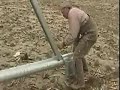 www.traxco.es Montaje de un Pivote de riego en una finca agrícola de Nebraska. Reparto y ensamblaje de componentes, estructura, tirantes, triangulaciones. Montaje de unidades motrices, reductoras de rueda, moto-reductores, acoplamientos, barras de transmisión, ruedas. Instalación de cable eléctrico y arqueo de tramos, levantamiento de las torres, unión de tuberías y tramos. Puesta en marcha