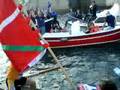 Urdaibai arraun taldea Bermioko Ikurrina jasoten