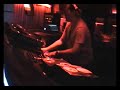 ...con groove, que hace mover el culo... 

�eso es el house no? :d