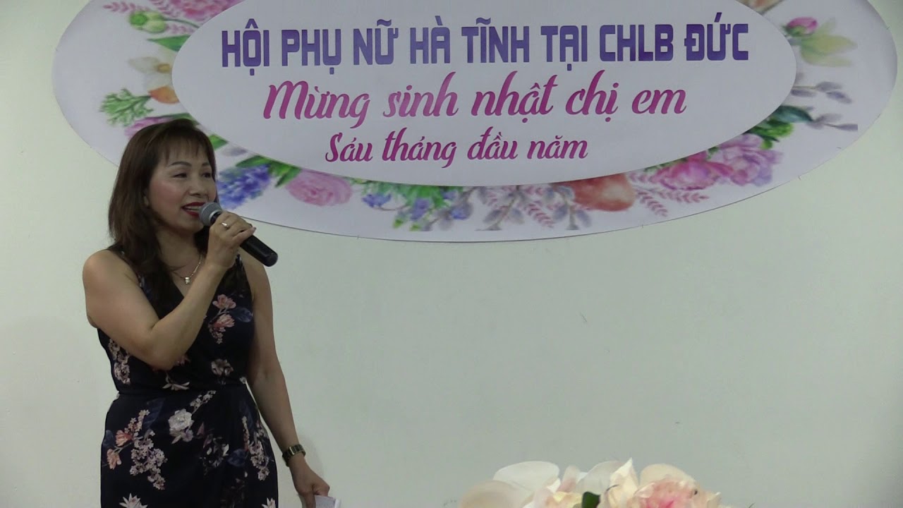 CHỊ NGUYỄN THỊ HOA TRONG BCH GIỚI THIỆU CÁC VỊ KHÁCH QUÝ