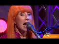 download the mp3 here: http://www.behindidol.com/dl/m.php?p=toriamos-taxiride-liveonsunrise.mp3

tori amos performs taxi ride (from scarlet's walk) live on sunrise in australia.

date: 14th september 2007