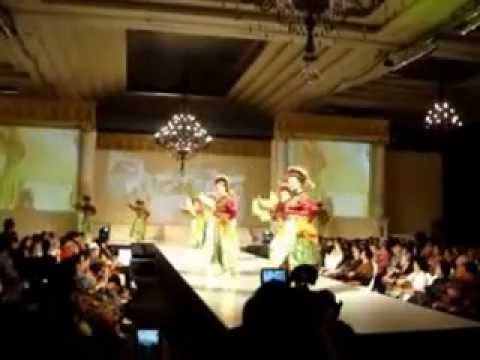 milan fashion silate - Tarian dari daerah Betawi yang di persembahkan untuk para tamu tamu agung dengan kecantikan dan ketrampilan para none-none betawi dalam memainkan slampe deng...
