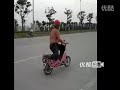 Click here to watch this video 【拍客】碉堡了男子甩手骑电动车