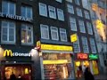 paseo en bicicleta por la calle damrak de amsterdam holanda