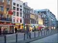 Paseo en bicicleta por la calle Damrak de Amsterdam Holanda