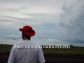 trainer pousando de dorso