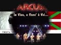 askatasunera - l'arcusgi- in vivu, a fianc'� voi... 

paroles:
askatasunera

quale si ? eskualduna naiz
d'induve si ? mendiko gizon naiz
u to paese, cumu si chjama ?
euskadi ene herria da

nor zara ? eiu so corsu
nungoa zara ? vengu d'un paisolu
zein da zure / herriaten izena ?
u mo paese / ghje corsica

ripigliu : simu fratelli
anaiak gara
circhemu a strada
askatasunera

u populu corsu / campa di stonde amare
d'ii nostr'antenati / a lingua si more
l'usu nustrale / di camp�
senza rivolta / smariscer�

baita / nere herrian
bainan euskara / beti bizi da
eskualdunak izan / nahi dugu
presoak etxean / nahi ditugu

ripigliu : simu fratelli
anaiak gara
circhemu a strada
askatasunera

ghje ora ava / tutt'inseme
per noi / di custrui l'avvene
e di lott� / senza piant�
sin'� l'alba / di a liberta

jeiki jeiki / denak extean
orain ibili / gara bidean
haurrek gurekin / herriarentzat
eskuz esku / askatusunera