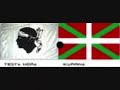 askatasunera - l'arcusgi- in vivu, a fianc'� voi... 

paroles:
askatasunera

quale si ? eskualduna naiz
d'induve si ? mendiko gizon naiz
u to paese, cumu si chjama ?
euskadi ene herria da

nor zara ? eiu so corsu
nungoa zara ? vengu d'un paisolu
zein da zure / herriaten izena ?
u mo paese / ghje corsica

ripigliu : simu fratelli
anaiak gara
circhemu a strada
askatasunera

u populu corsu / campa di stonde amare
d'ii nostr'antenati / a lingua si more
l'usu nustrale / di camp�
senza rivolta / smariscer�

baita / nere herrian
bainan euskara / beti bizi da
eskualdunak izan / nahi dugu
presoak etxean / nahi ditugu

ripigliu : simu fratelli
anaiak gara
circhemu a strada
askatasunera

ghje ora ava / tutt'inseme
per noi / di custrui l'avvene
e di lott� / senza piant�
sin'� l'alba / di a liberta

jeiki jeiki / denak extean
orain ibili / gara bidean
haurrek gurekin / herriarentzat
eskuz esku / askatusunera