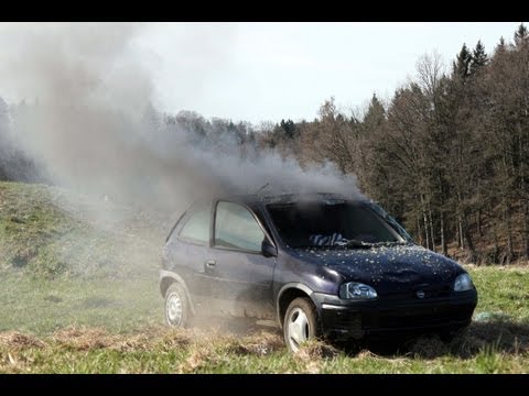 Autobombe - Detonation einer Autobombe in einem Opel Corsa.