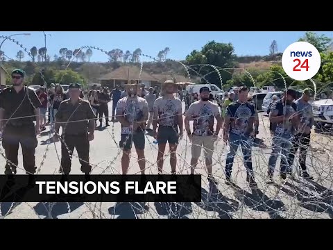 WATCH | Police in Senekal separate opposition groups with rolls of barbed wire