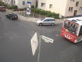 Zwei Gelenkbusse verhakeln sich in enger Straße