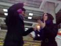 videos de Regina nelle metro di Bucarest con damigiana al seguito